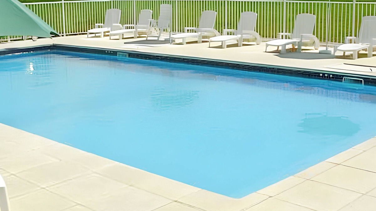 Saint-Vincent-la-Chatre House | Homerez - House with pool in St-Vincent-la-Châtre