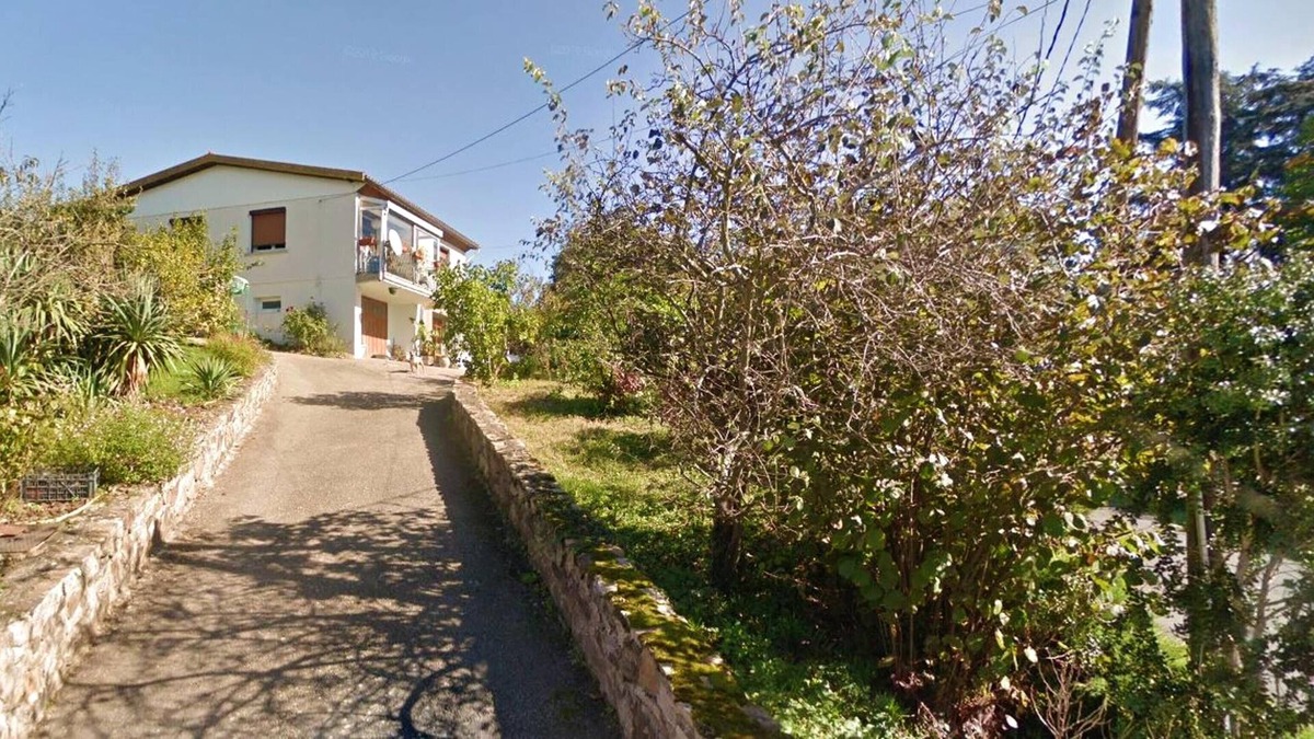 Varenne-Saint-Germain House | Homerez - House for 4 ppl. with terrace and balcony at Varenne-Saint-Germain