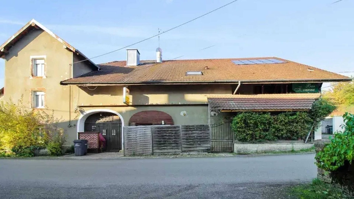 Echenans House | Homerez - House Échenans with garden