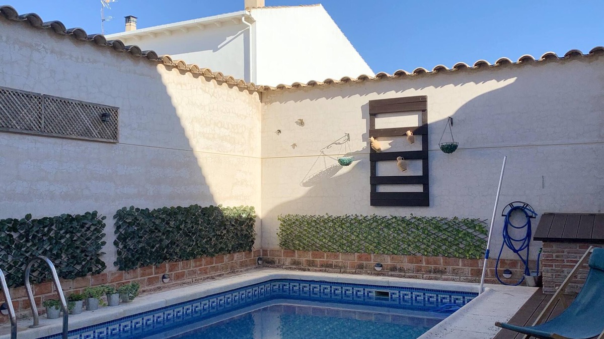 Mota del Cuervo House | Homerez - House for 10 ppl. with swimming-pool and terrace at Mota del Cuervo