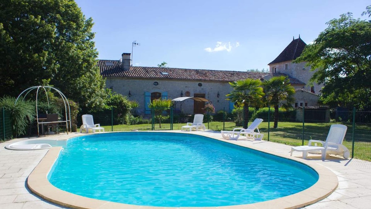 Thenac House | Homerez - House for 13 ppl. with swimming-pool, jacuzzi and garden at Thénac
