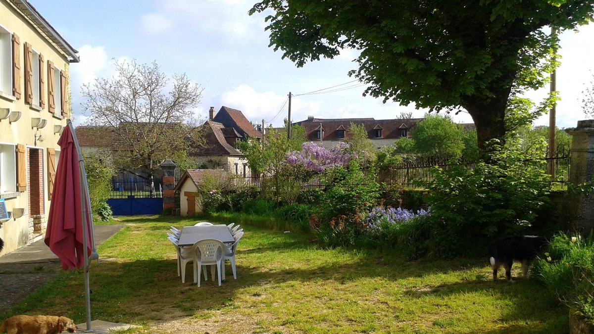 Coulaures House | Homerez - House for 14 ppl. with swimming-pool, garden and terrace at Coulaures