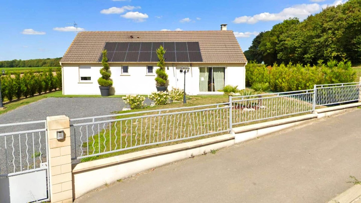 Fretoy-le-Chateau House | Homerez - House for 7 ppl. with jacuzzi, garden and terrace at Frétoy-le-Château