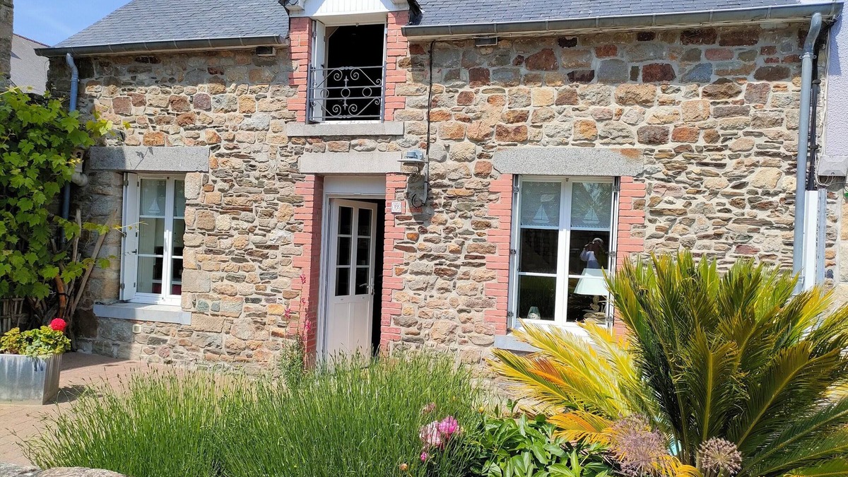 Le Vivier-sur-Mer House | Homerez - House in Le Vivier-sur-Mer