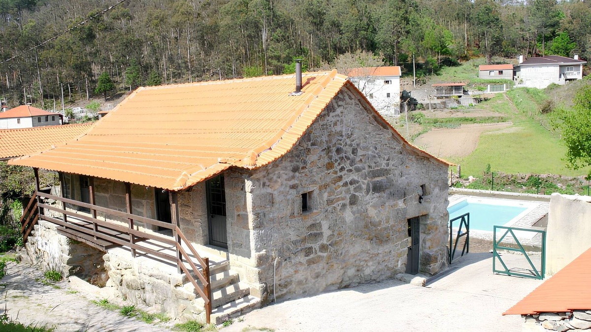 Meada House | Homerez - House in Águeda, shared pool