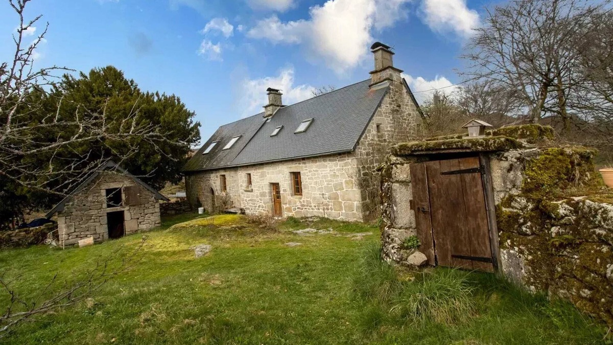 Chaumeil House | Homerez - House in Chaumeil with Fireplace