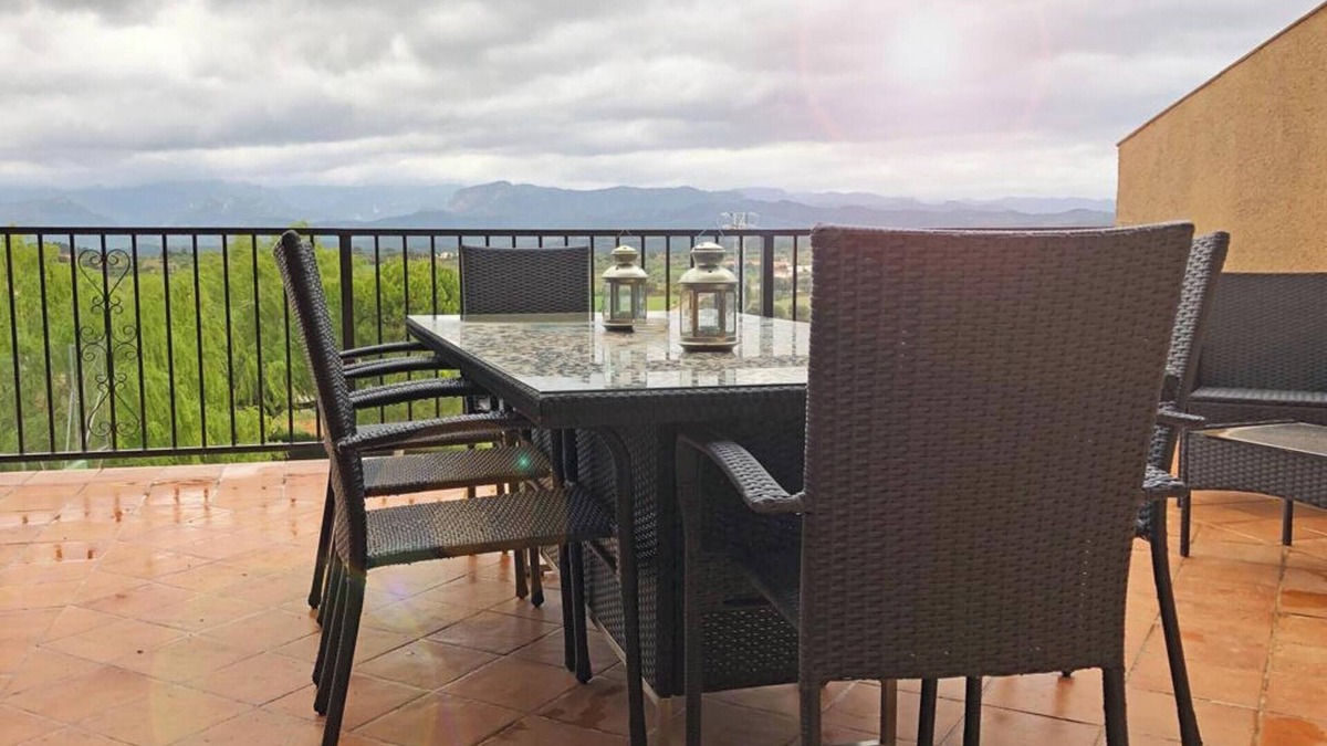 Cretas House | Homerez - House in Cretas with View