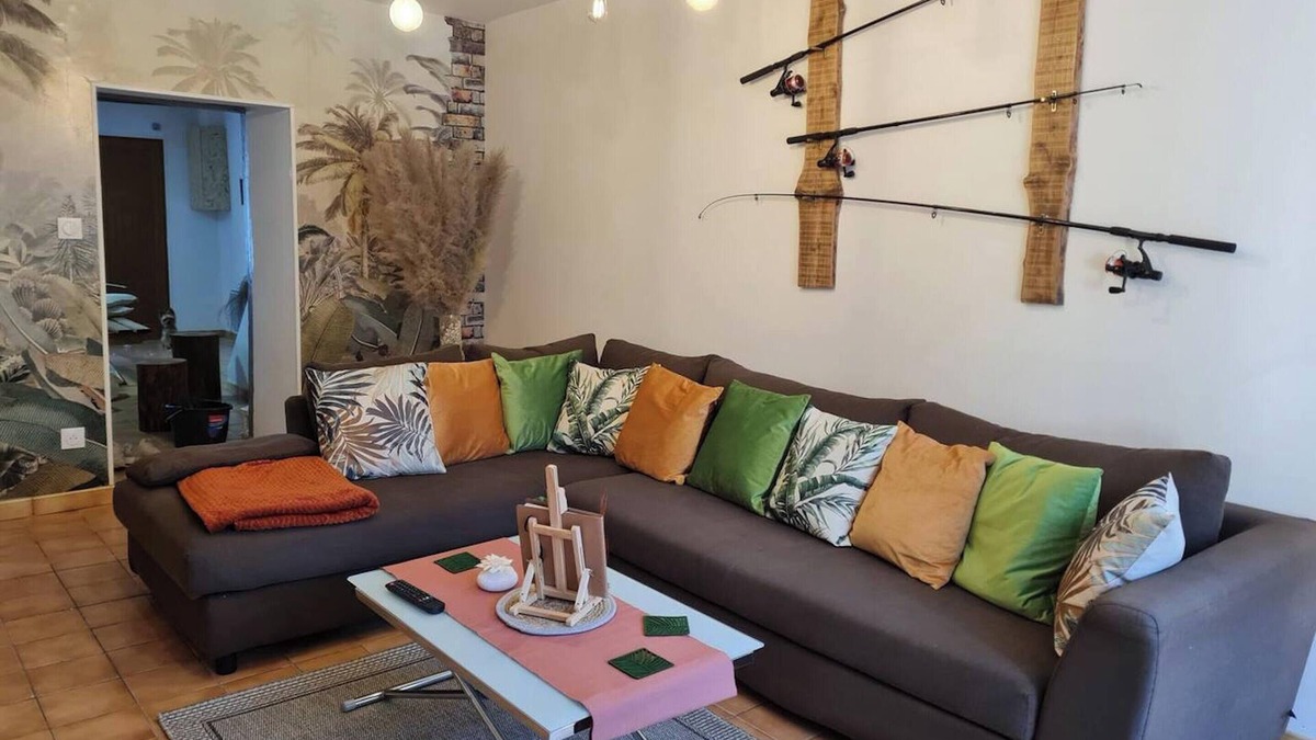 Deville House | Homerez - House in Deville with Terrace