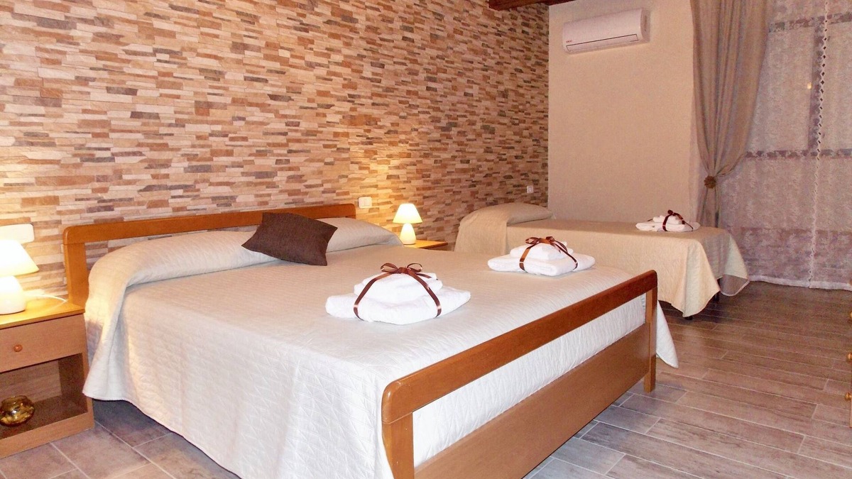 Frascineto House | Homerez - House in Frascineto - Parking