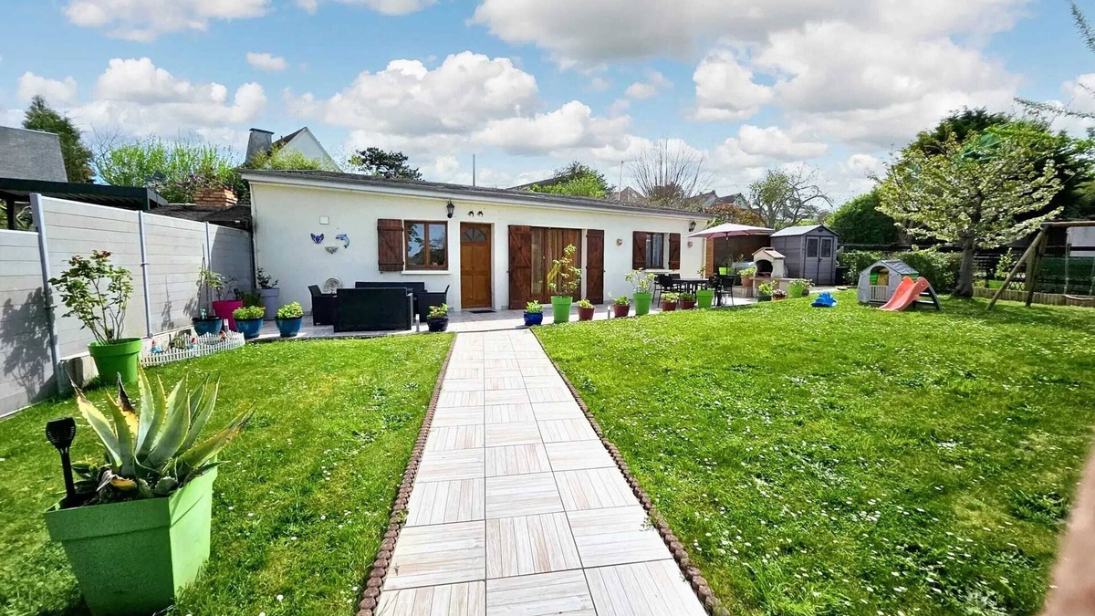 Ver-sur-Mer House | Homerez - House in Ver-sur-Mer