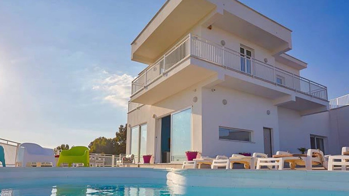 Favara Villa | Homerez - Luxurious Villa with Pool in Favara