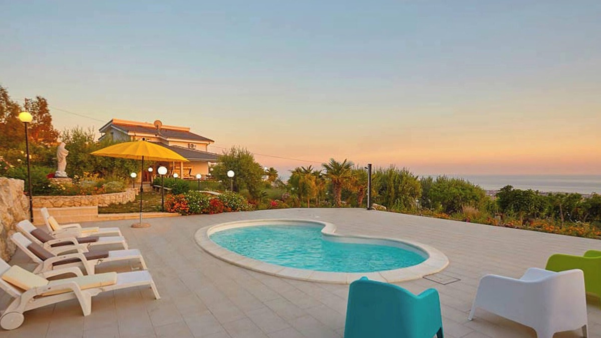 Favara Villa | Homerez - Magnificent Villa in Favara with Sea View