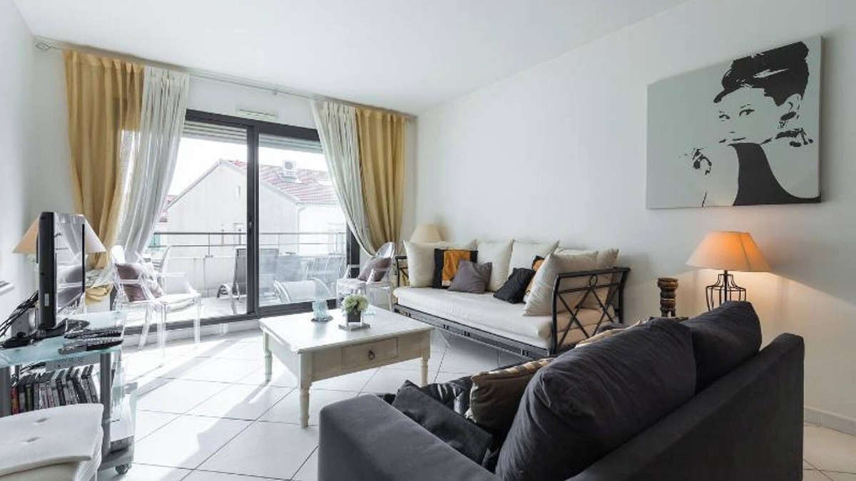 Cannes City Centre Apartment | Homerez - Modern Apartment in Cannes + Terrace