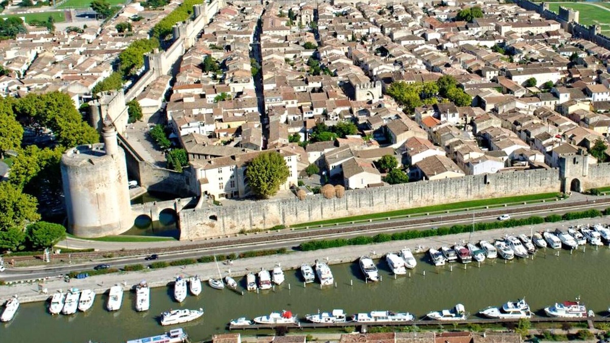 Aigues-Mortes Apartment | Homerez - Nice apartement 7 km away from the beach for 6 ppl. with shared pool