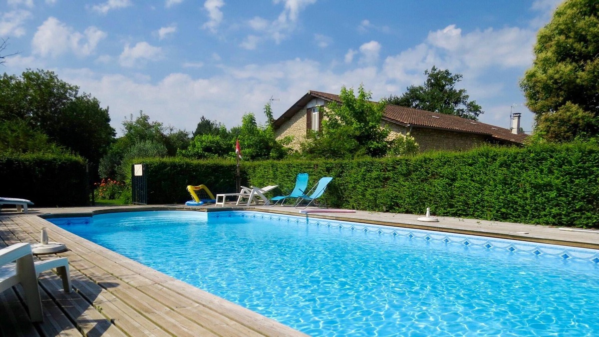 Blaignac Apartment | Homerez - Nice appartement for 6 ppl. with shared pool and terrace at Blaignac