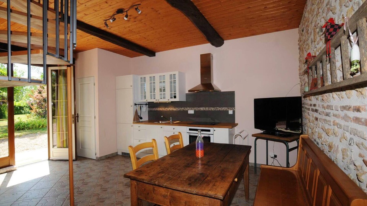 Avrilly House | Homerez - Nice house for 5 ppl. with shared pool and garden at Avrilly