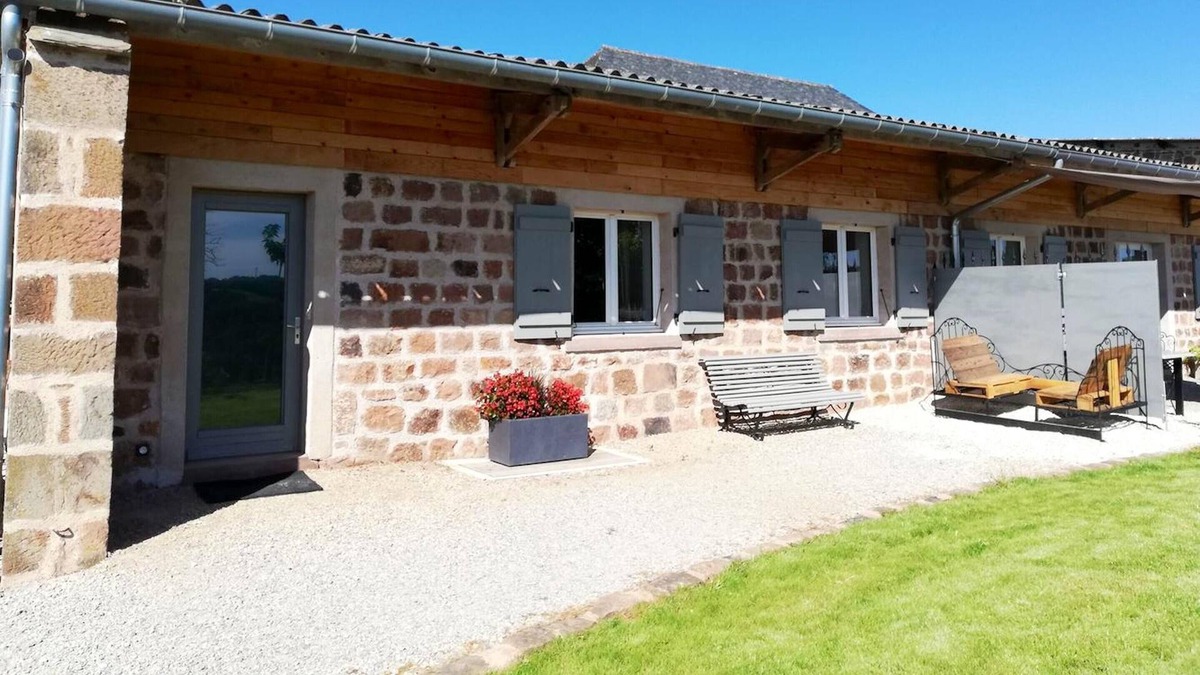 Nauviale House | Homerez - Nice house for 6 ppl. with shared pool, garden and terrace at Nauviale