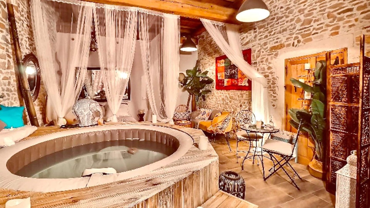 Cadereau Apartment | Homerez - Nice studio for 2 ppl. with jacuzzi at Nîmes