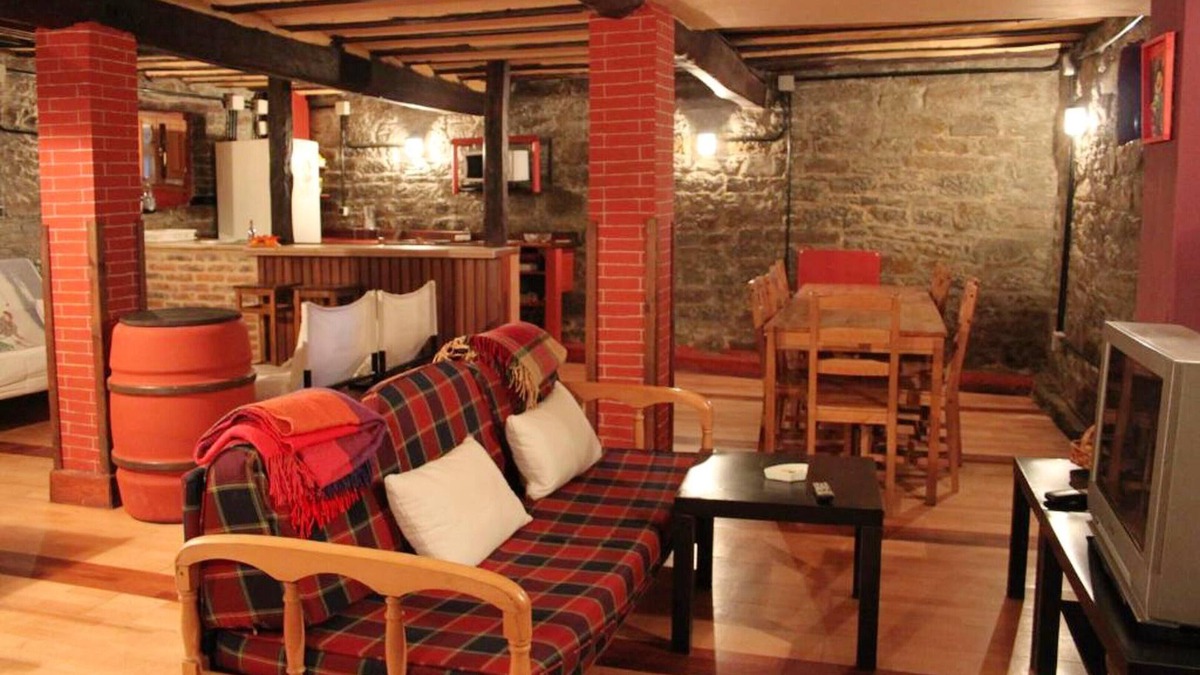Mieres House | Homerez - Spacious house for 8 ppl. with balcony at Mieres del Camino