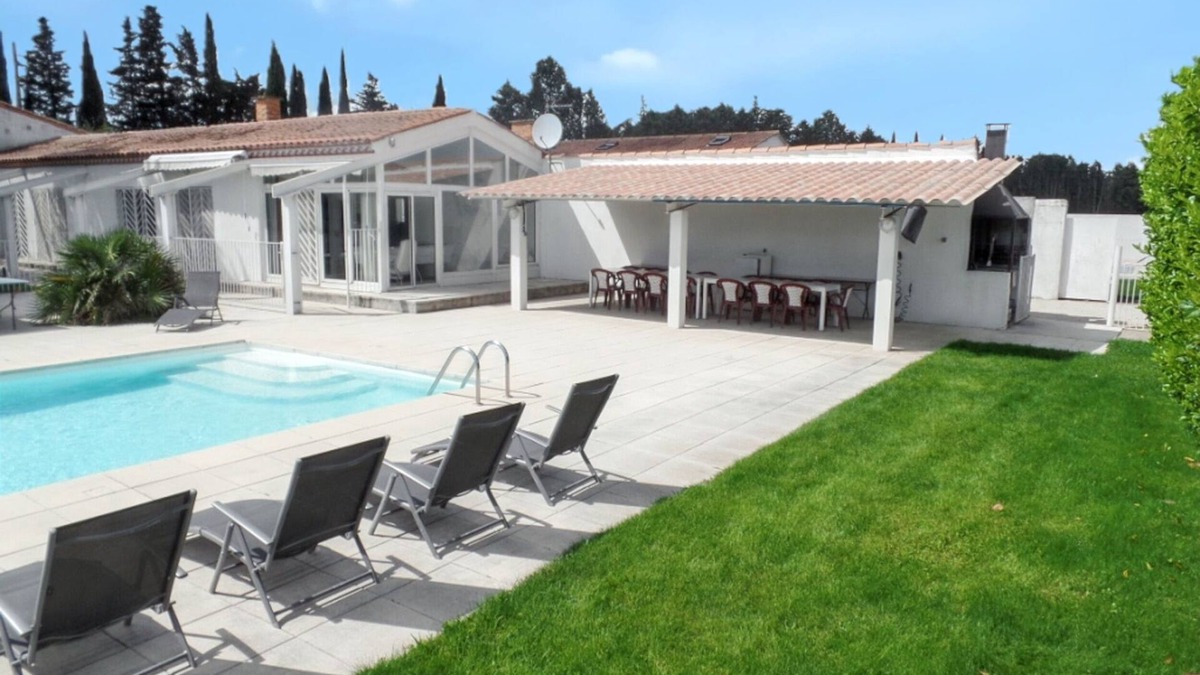 Meynes Villa | Homerez - Spacious and Elegant Villa in Meynes with Private Pool