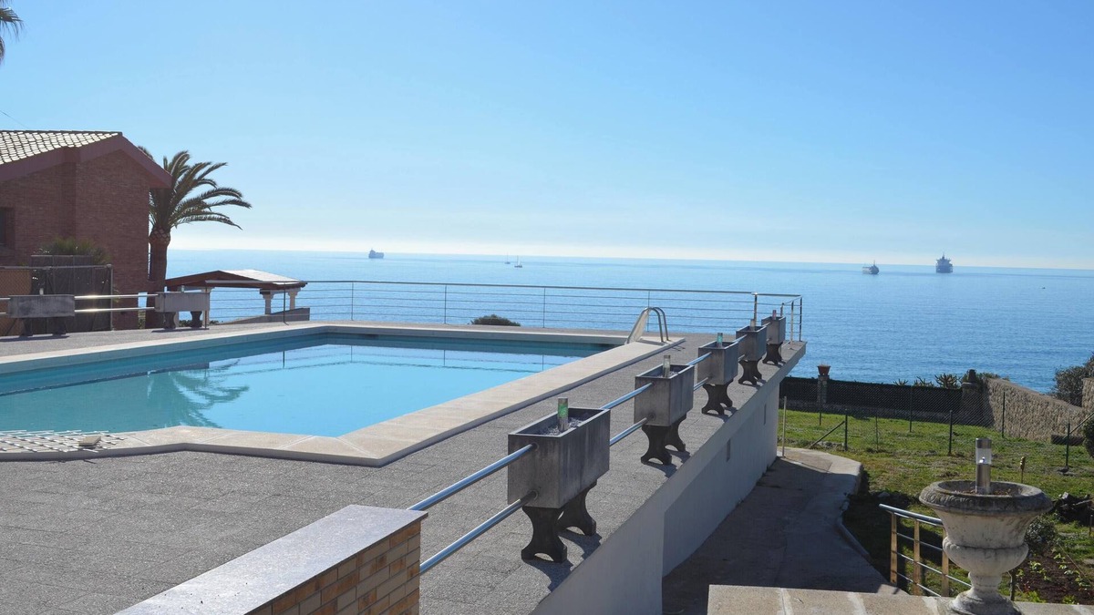 Tarragona Apartment | Homerez - Spacious Apartment in Tarragona + Pool