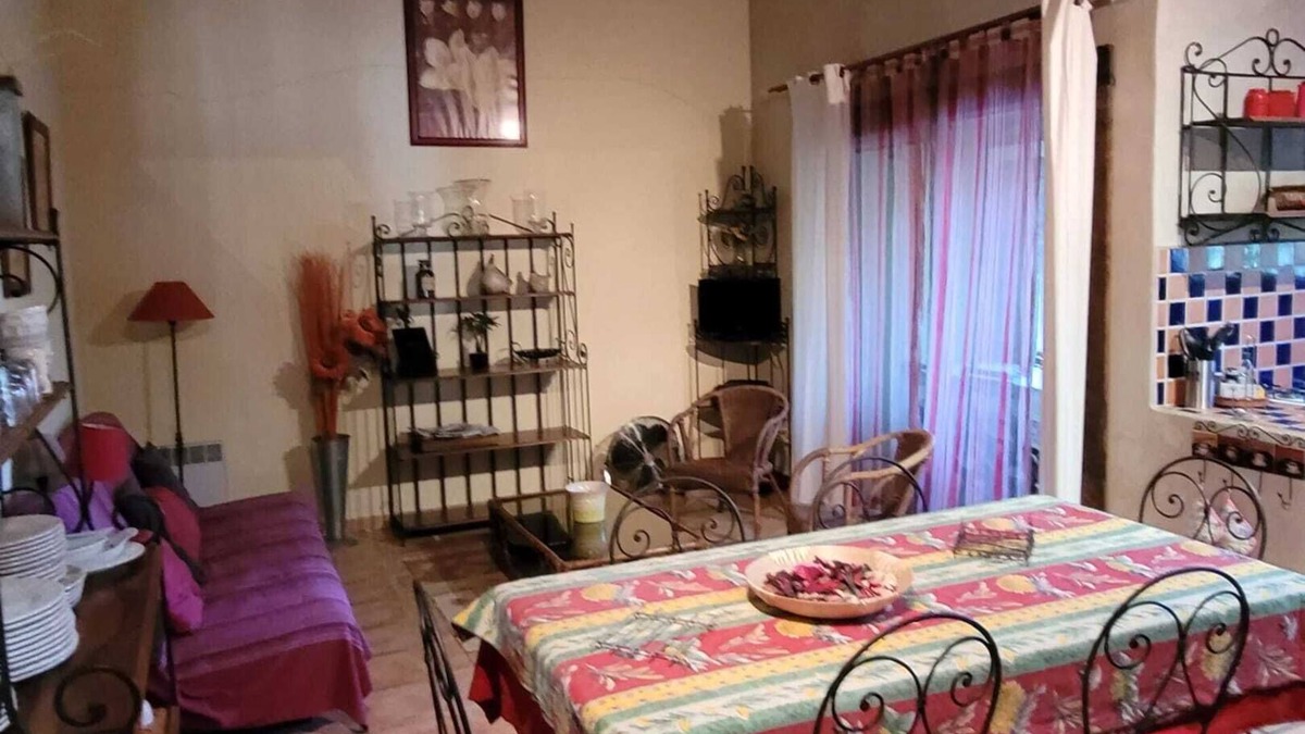 Albaron Apartment | Homerez - Spacious Apartment in Arles with Shared Pool and Garden