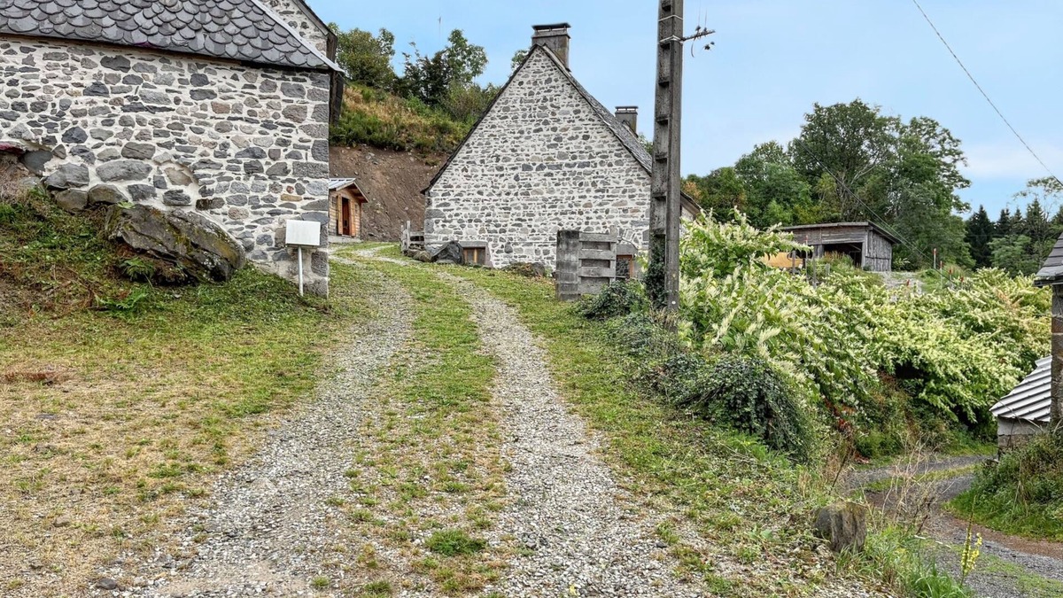 Chastreix House | Homerez - Spacious countryside house in Chastreix with fireplace