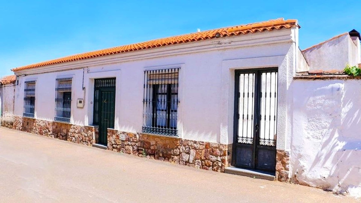 Castilblanco House | Homerez - Spacious house for 8 ppl. with terrace at Castilblanco