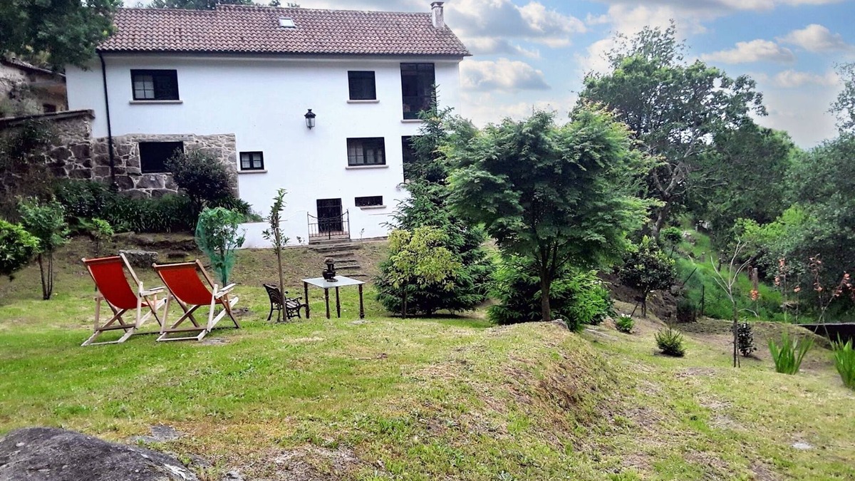 Gondomar House | Homerez - Spacious house in Pontevedra, garden