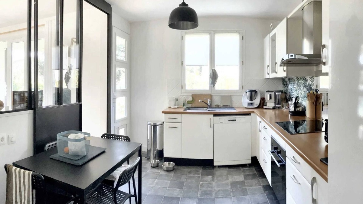 Montlignon House | Homerez - Spacious House in Montlignon with Garden and Terrace