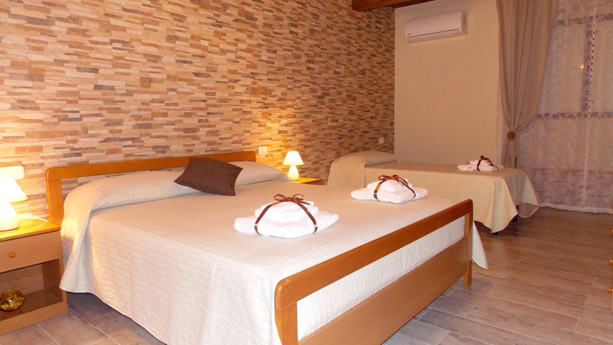 Frascineto House | Homerez - Spacious house for 8 ppl. with balcony at Frascineto
