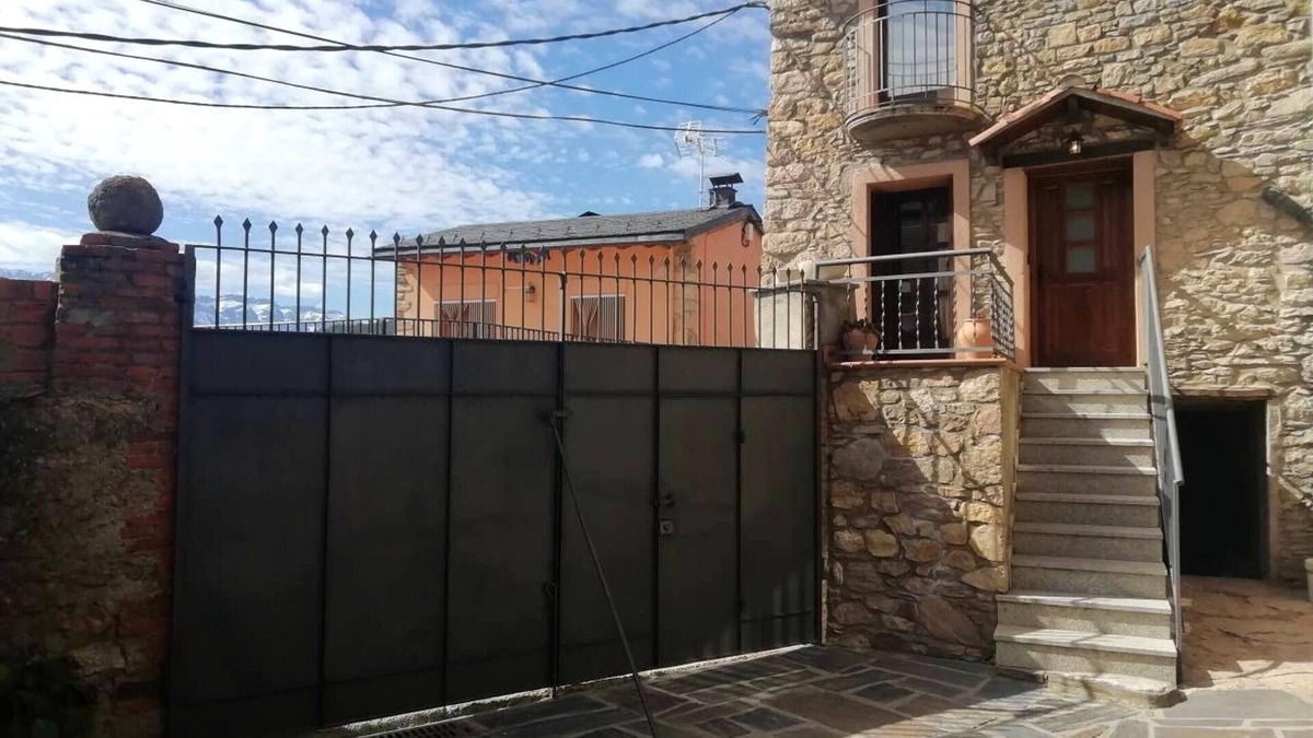 Prullans House | Homerez - Spacious house with terrace and balcony