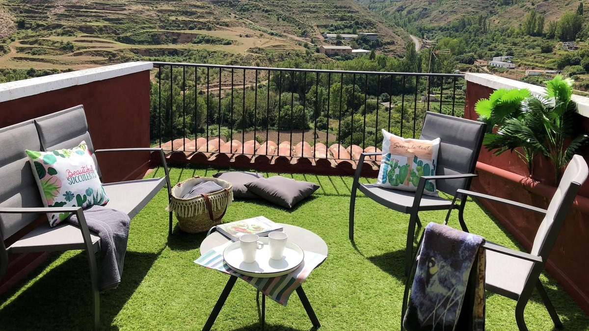 Viguera House | Homerez - Spacious house for 6 ppl. with terrace at Viguera