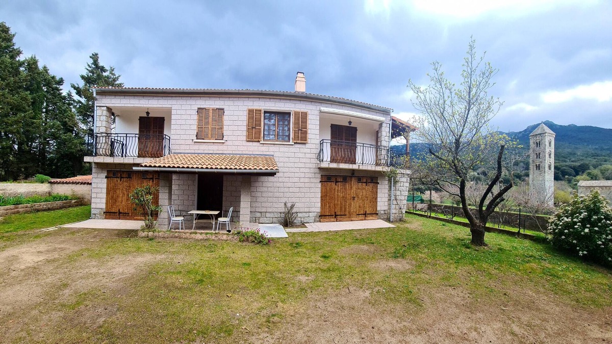 Carbini House | Homerez - Spacious house for 6 ppl. with jacuzzi, garden and terrace at Carbini