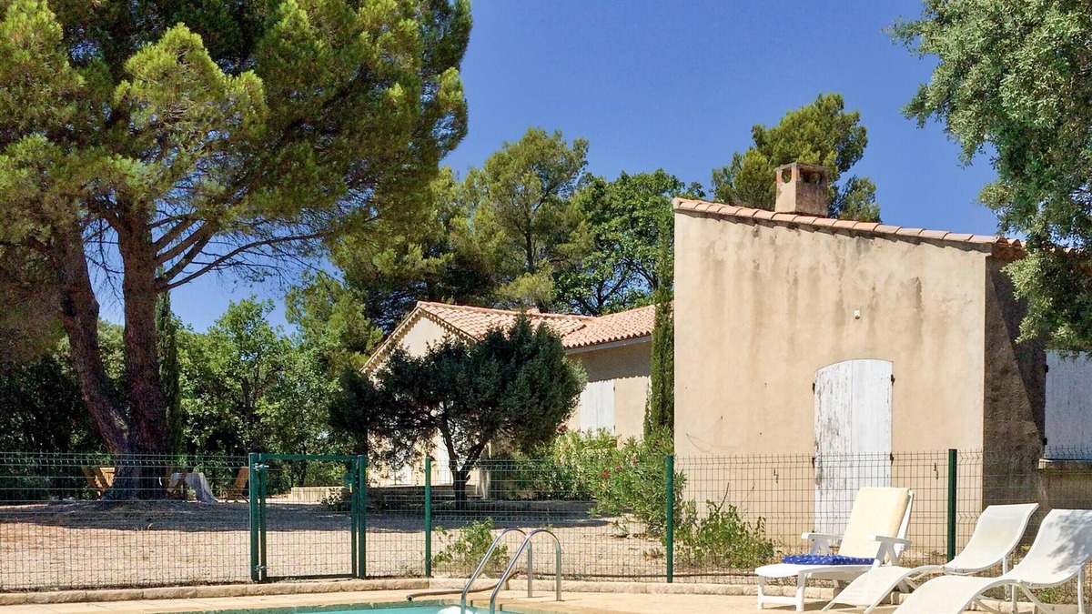 Cucuron House | Homerez - Spacious house for 8 ppl. with swimming-pool and terrace at Cucuron