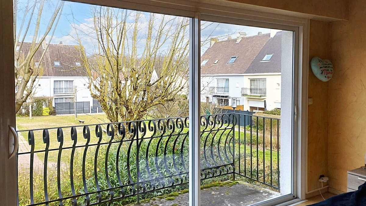 Maurepas House | Homerez - Spacious House in Maurepas with Garden and Terrace