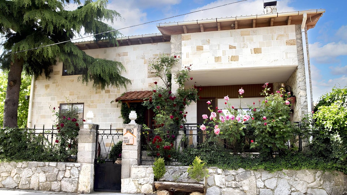 Abejar House | Homerez - Spacious house with garden in Abejar