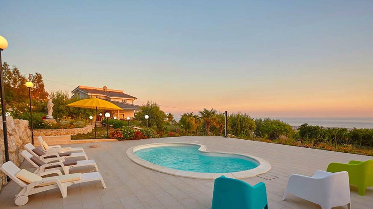 Favara Villa | Homerez - Spacious villa 10 km away from the beach for 6 ppl. with swimming-pool