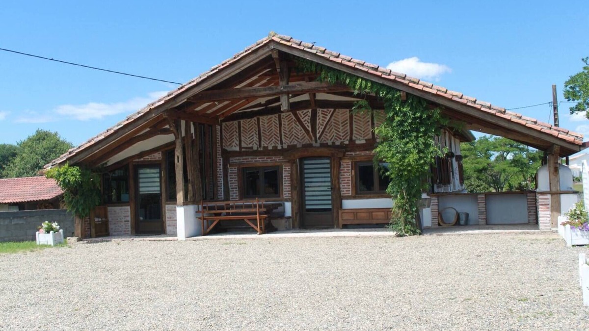 Pontonx-sur-l'Adour Villa | Homerez - Villa for 8 ppl. with shared pool and terrace at Pontonx-sur-l'Adour