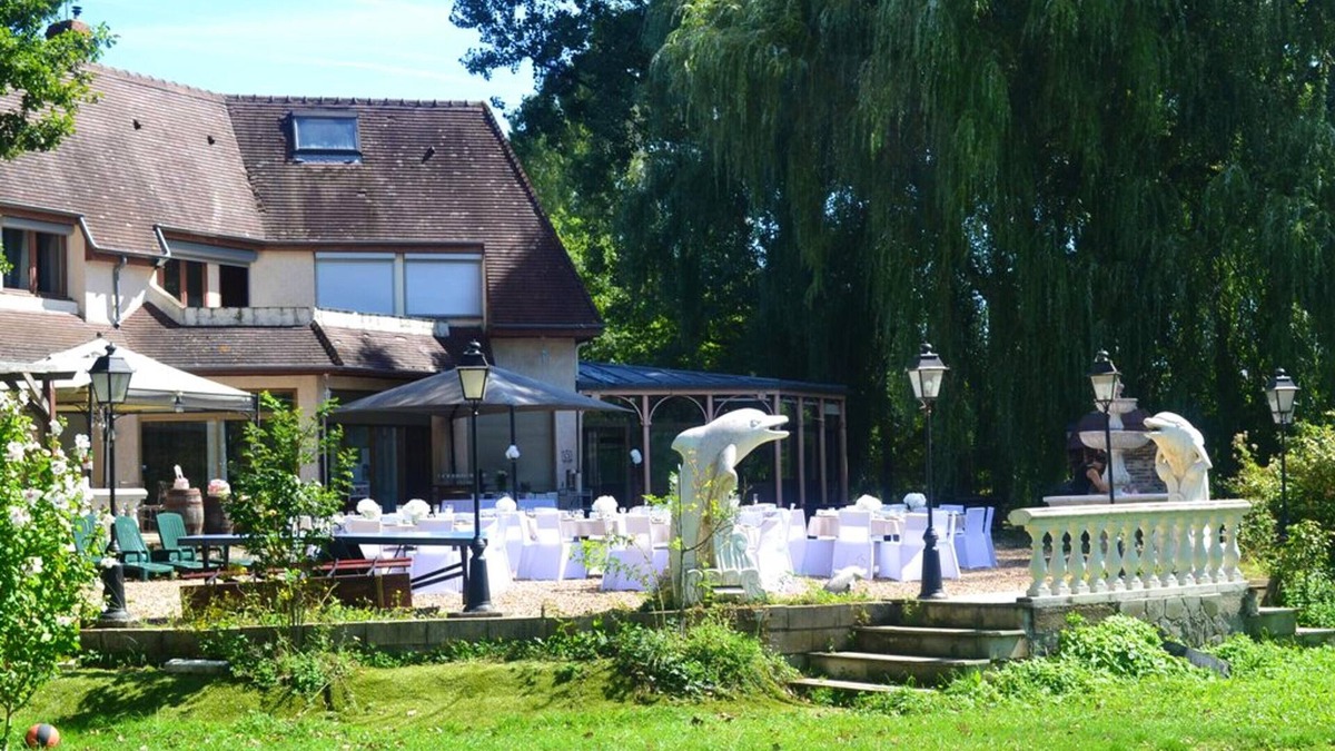 Courtenay Villa | Homerez - Villa for 15 ppl. with garden, terrace and balcony at Courtenay