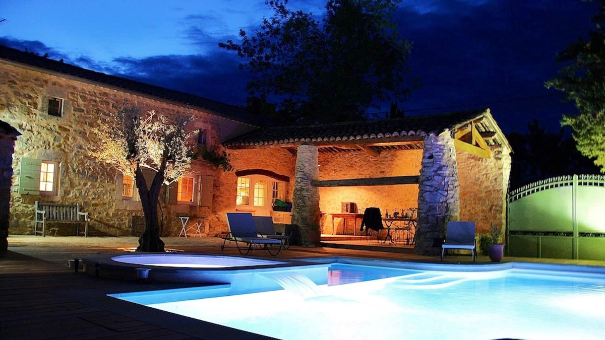 Lussan Villa | Homerez - Villa for 6 ppl. with swimming-pool, jacuzzi and garden at Lussan