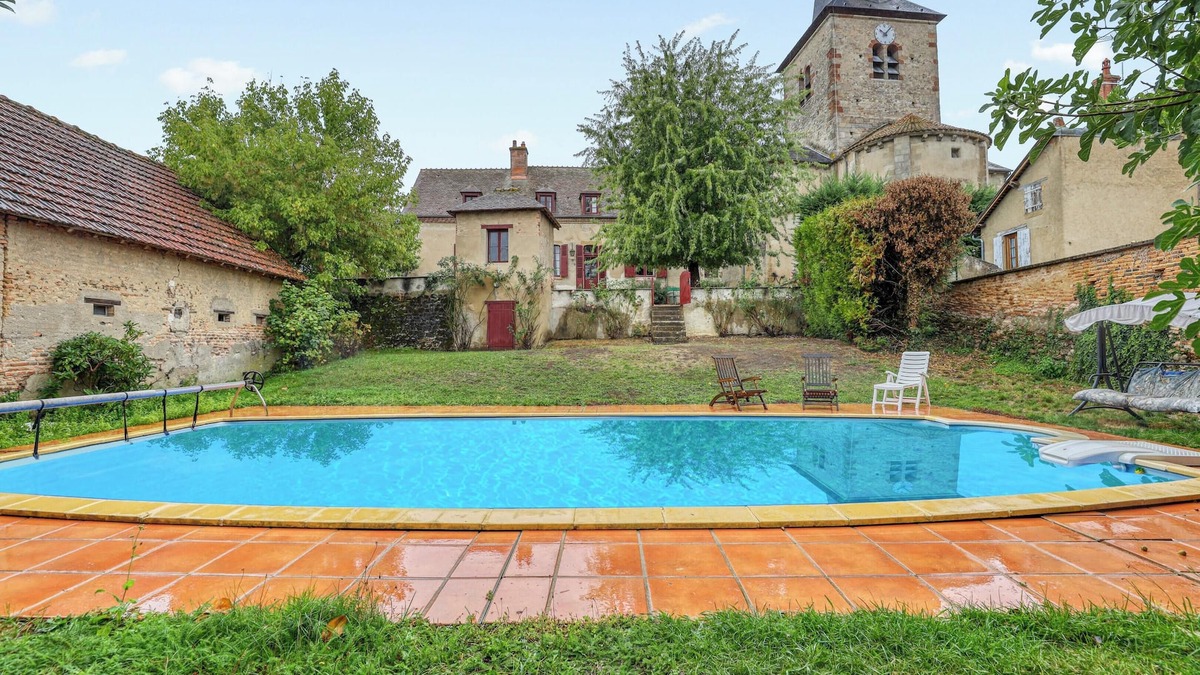 Lucenay-les-Aix Villa | Homerez - Villa in Lucenay-lès-Aix