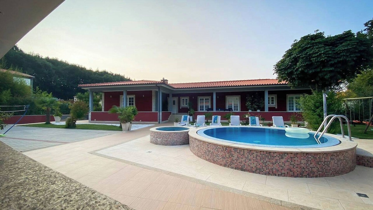 Ponte de Lima Villa | Homerez - Villa in Rebordões, pool and jacuzzi