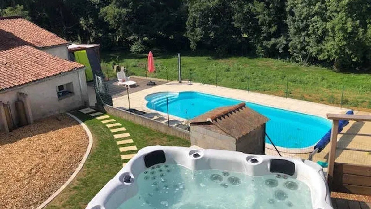 Chalandray House | Homerez - Welcoming House with Pool in Chalandray