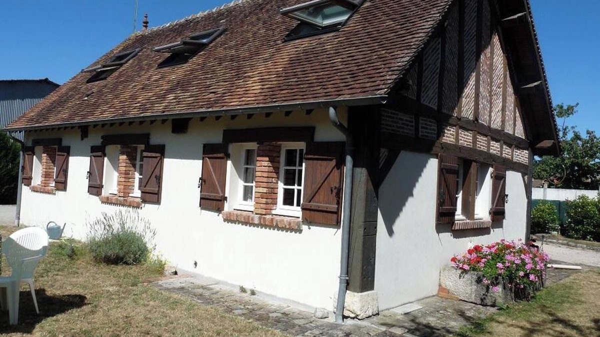 Salbris House | Homerez - Welcoming house in Salbris with enclosed garden and terrace.