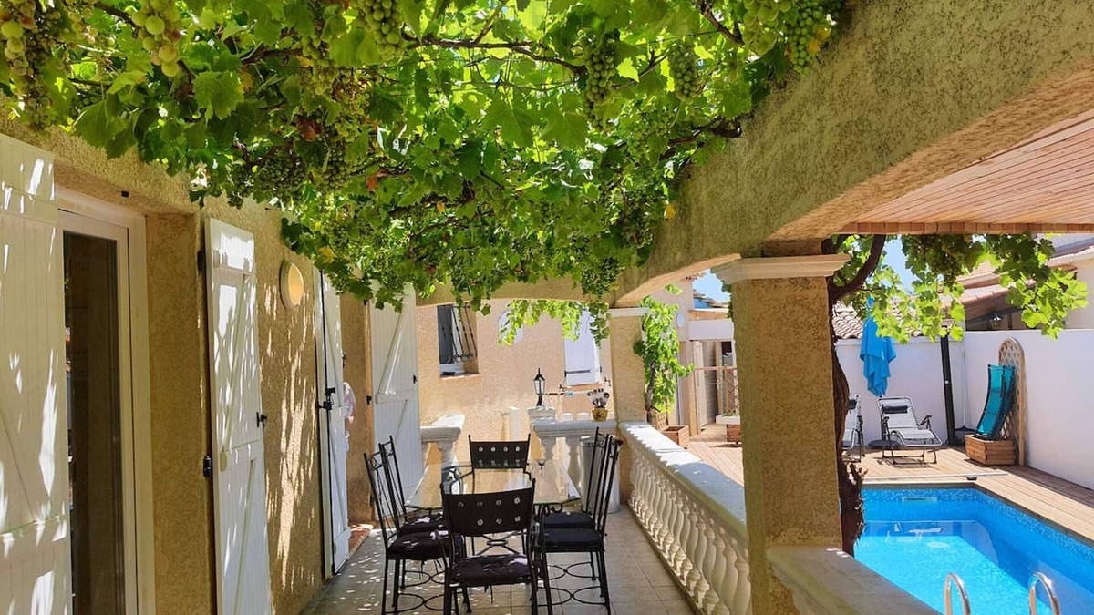 Paulhan Villa | Homerez - Welcoming Villa in Paulhan with Private Pool