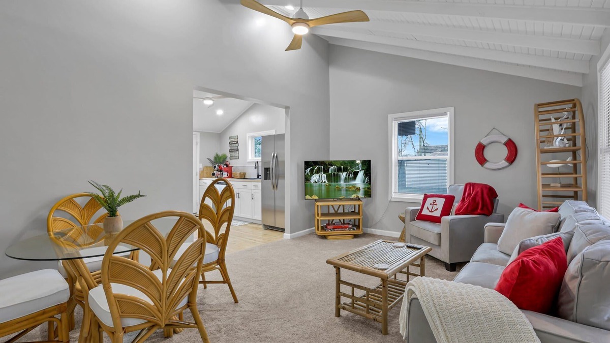 Buckeye Lake House | Homesmith Cottage Buckeye Lake with Hot Tub!
