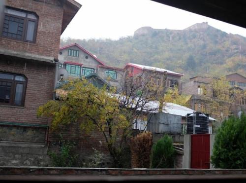 Srinagar House | HomeStay Just a Minute Away From Hari Parbat