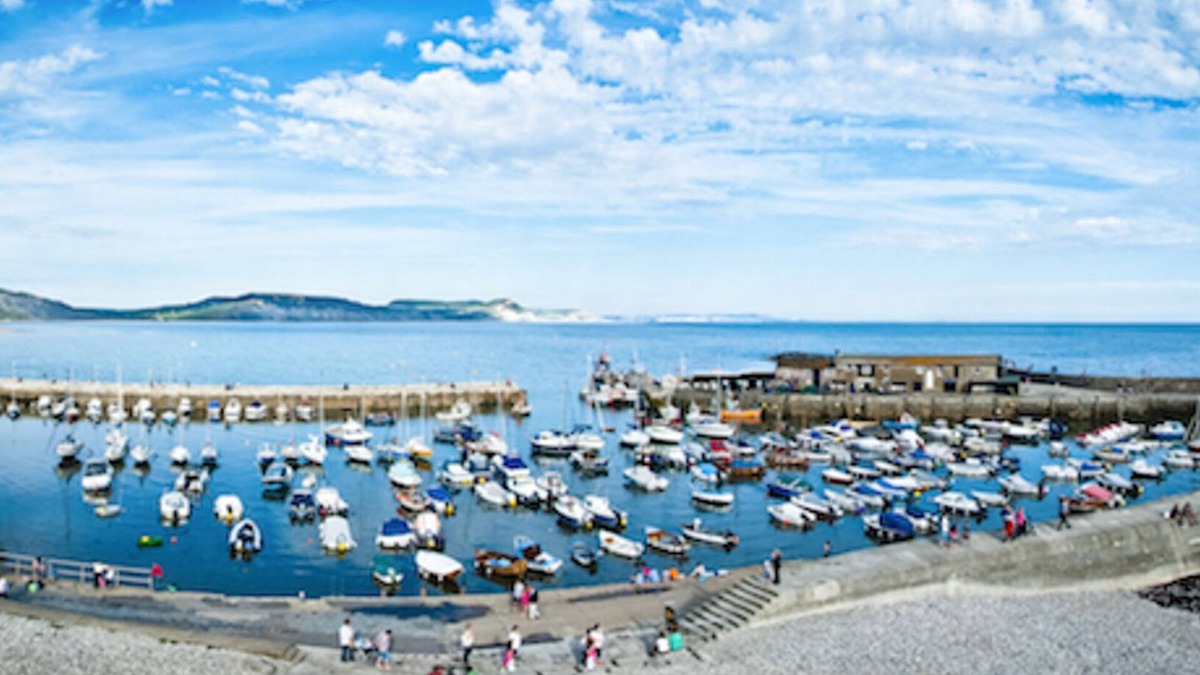 Lyme Regis Cottage | Homestead, Lyme Regis is a cosy riverside cabin, 10 mins walk from the beach