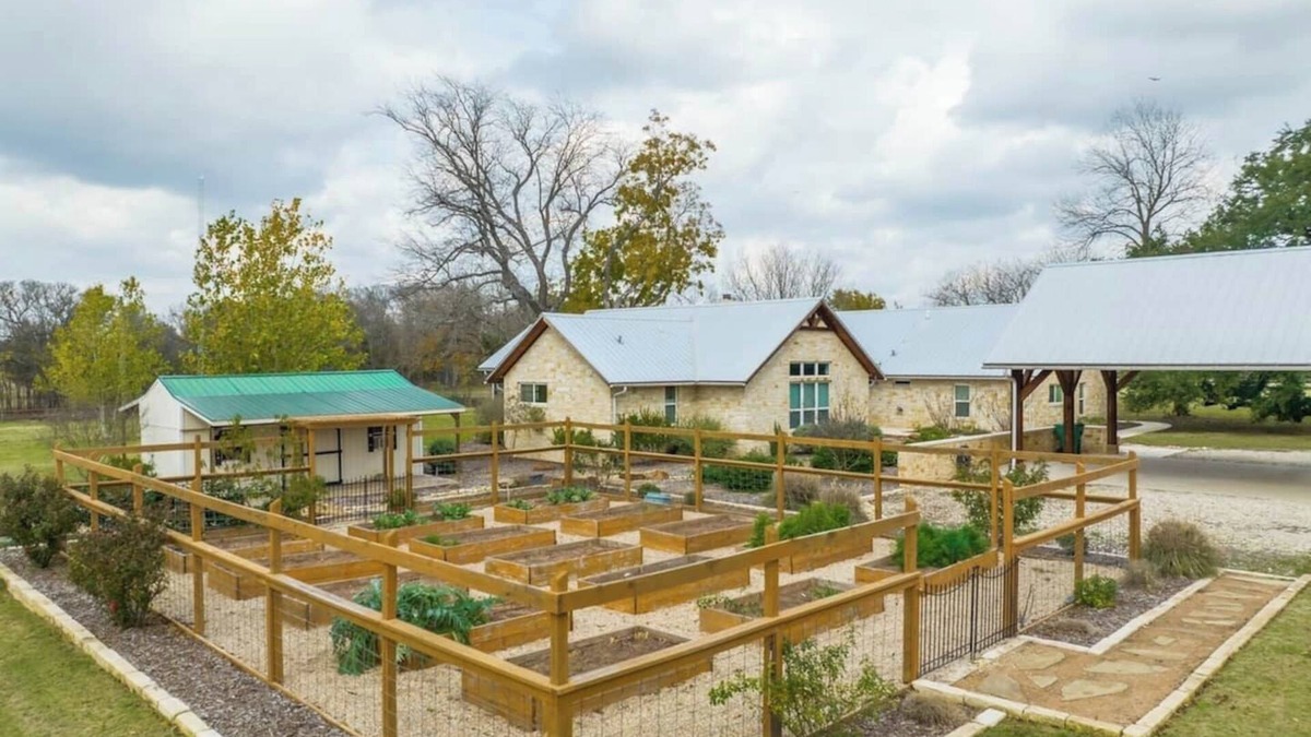 Waco House | Homestead Private Retreat